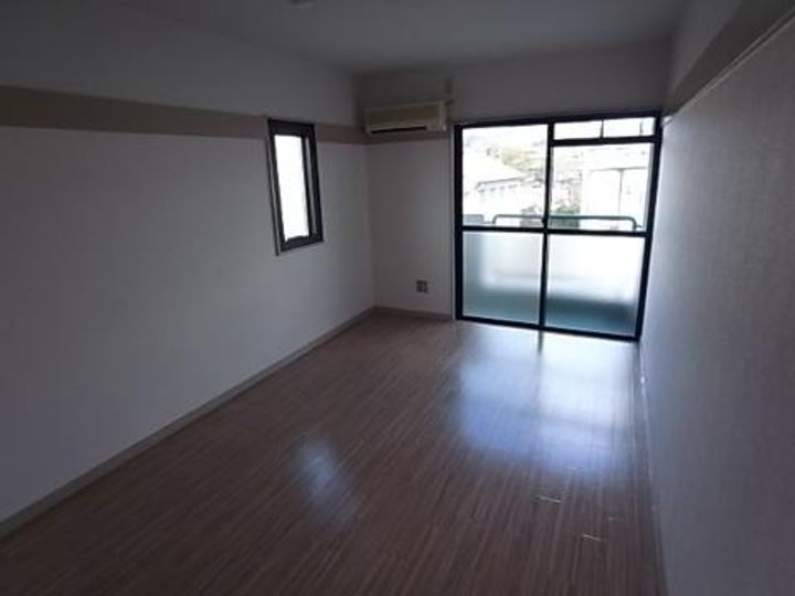 ロードサイドサガの居間