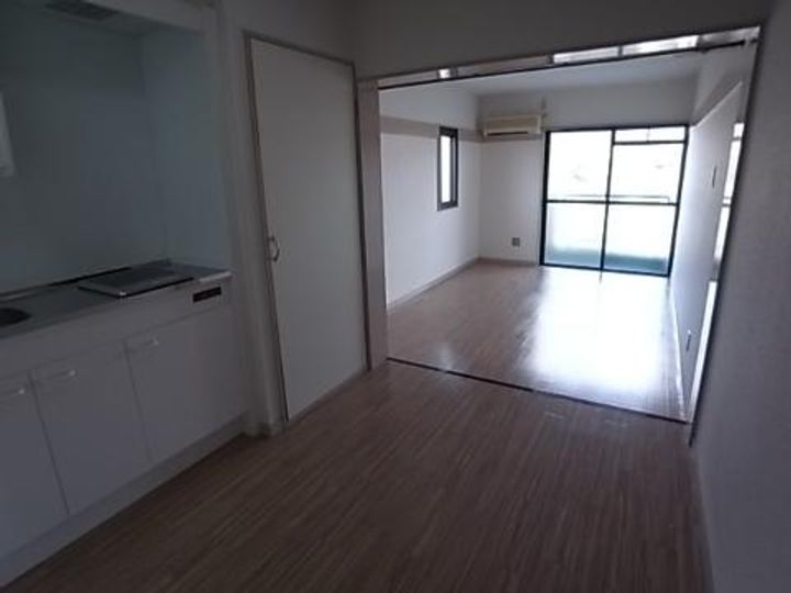 ロードサイドサガの居間