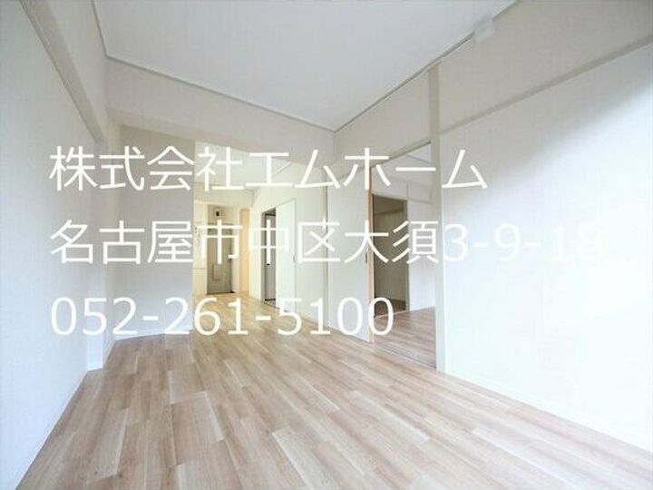 八事ドミールの居間