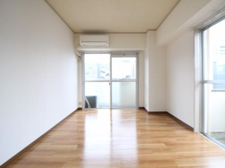 渋谷ビルの居間