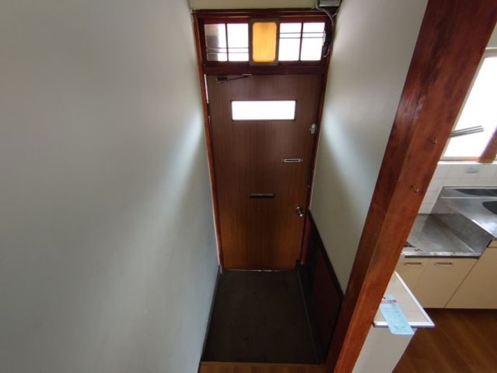 寿町アパートの玄関