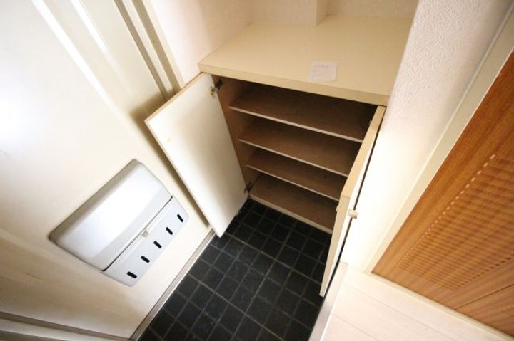 メゾン朝日 八戸ノ里の玄関