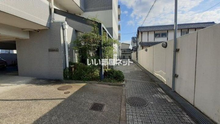 サンメゾン忍海の地図