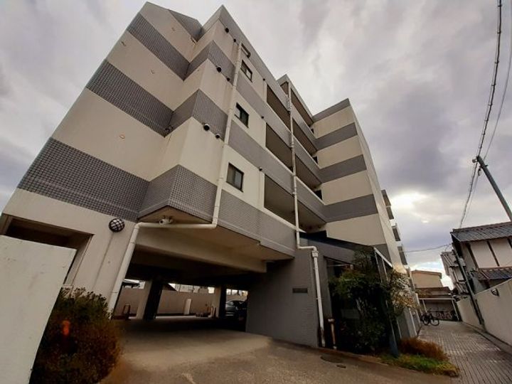 サンメゾン忍海の外観