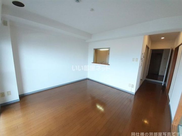 サンメゾン忍海の居間