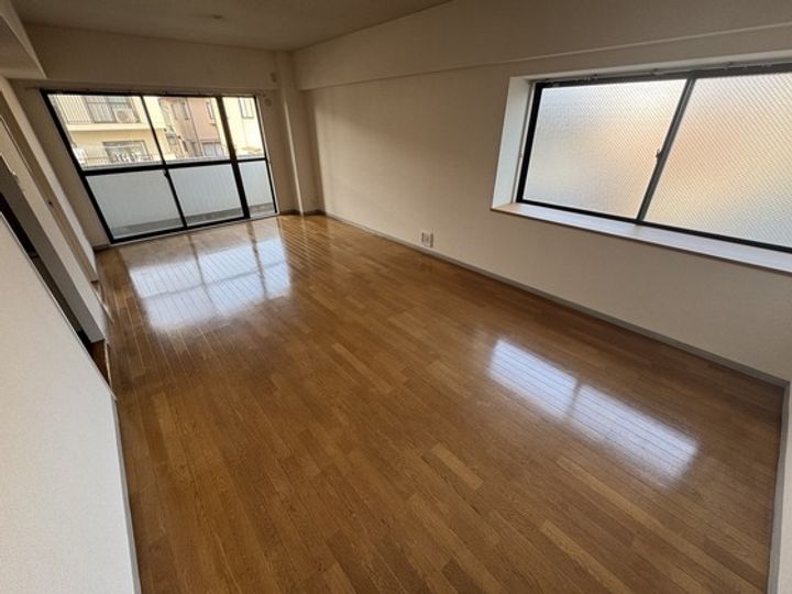 ムロヤビルの居間