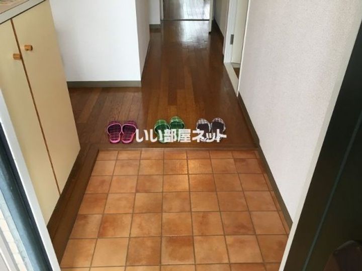 京都府亀岡市宇津根町土井ノ内(マンション)の賃貸物件の玄関