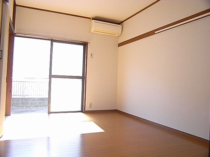 サニー子安の居間