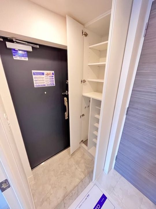 レジディア三軒茶屋IIIの玄関