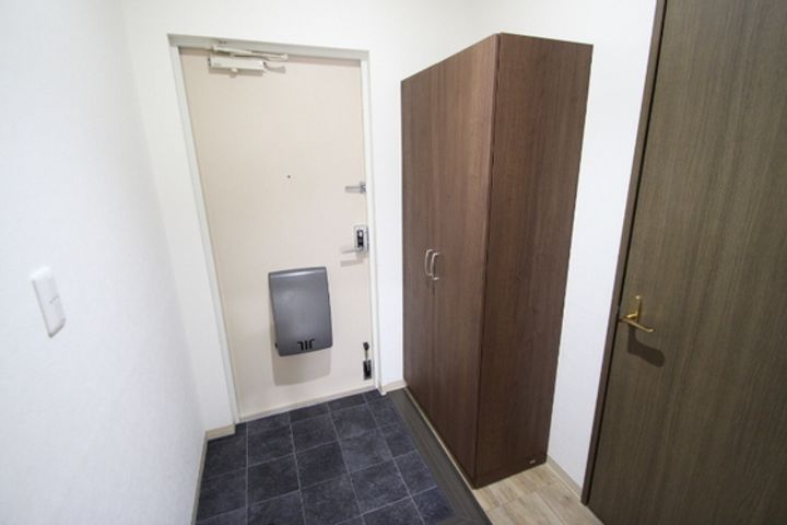 ルミエール厚生町の玄関