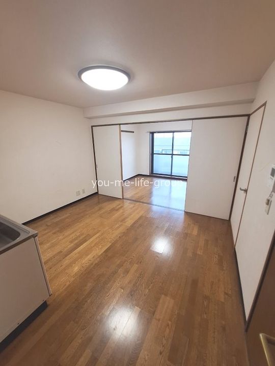 神奈川県南足柄市岩原(マンション)の賃貸物件の居間