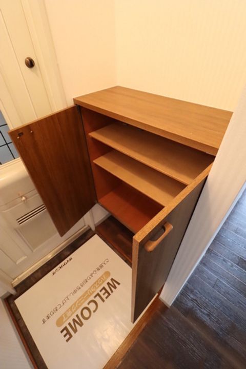 プレジール小野 E棟の玄関