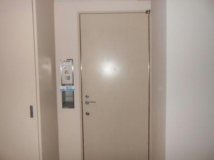 芦野マンション3号棟の玄関