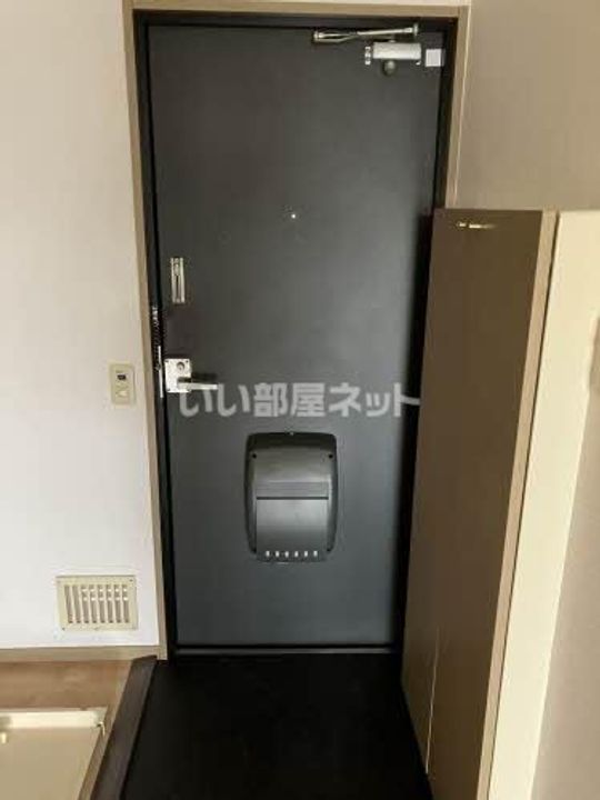 ヴィクトワール花岡I棟の玄関