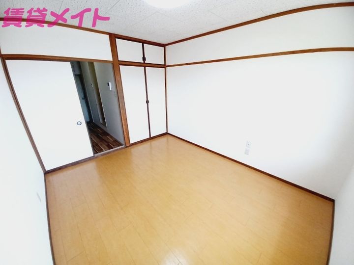 フィオーレ一身田の居間