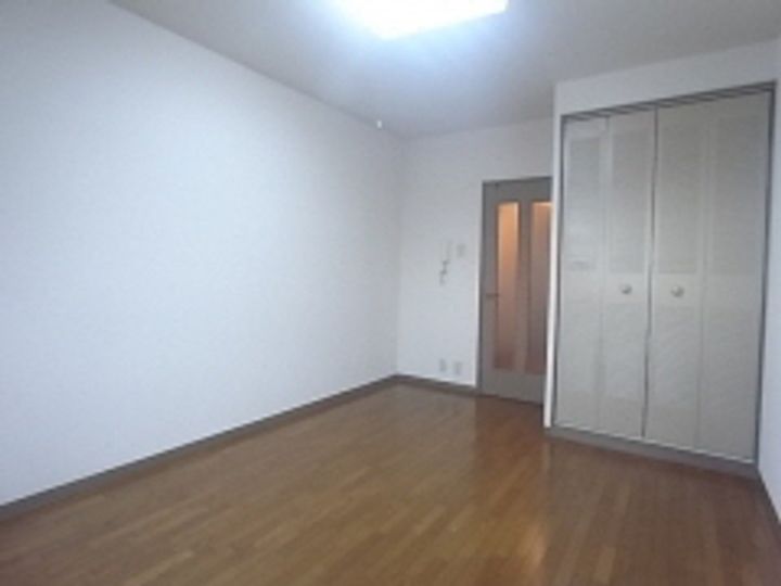 シャトラン弓木参番館の居間