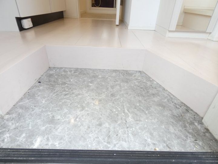 ロイヤルクレスト八熊の玄関