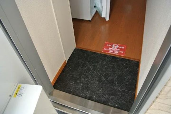 レオパレスサンライズ壱番館の玄関