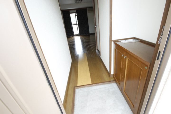 中西ビルの玄関