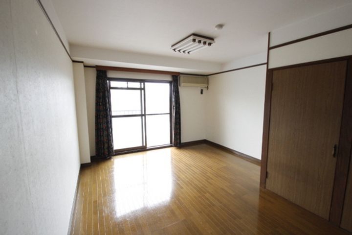 中西ビルの居間