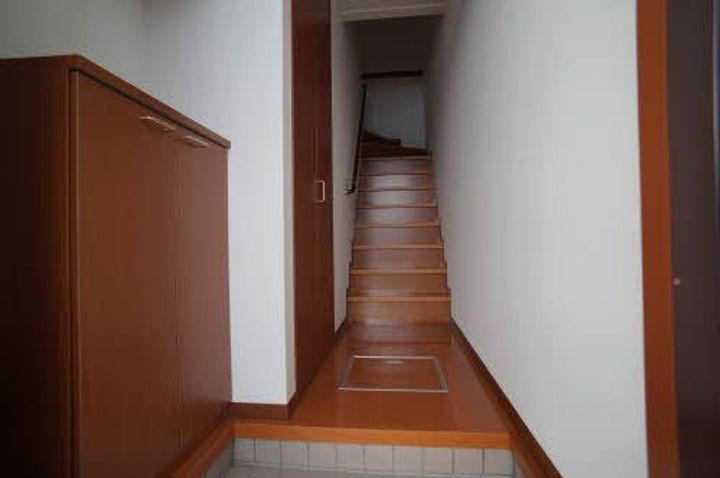 奥州市水沢字虚空蔵小路【シャーメゾン・グレイス】築19年の玄関