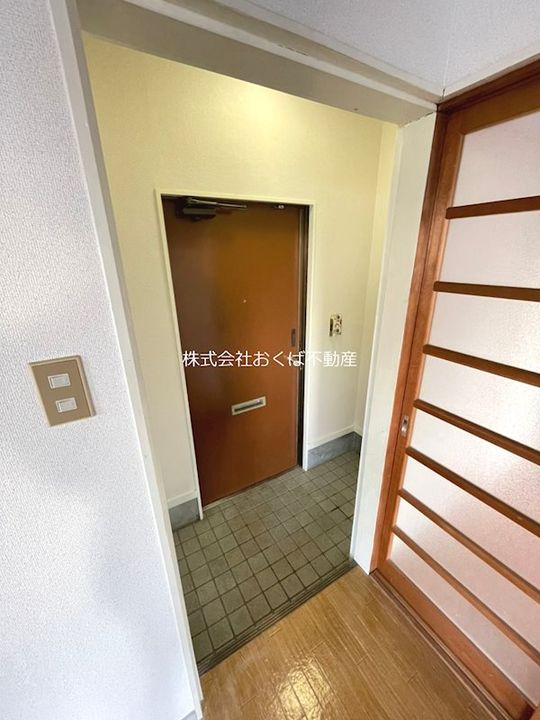 Supremeマンションの玄関