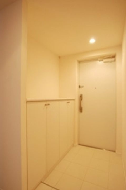 コスモリード南麻布の玄関