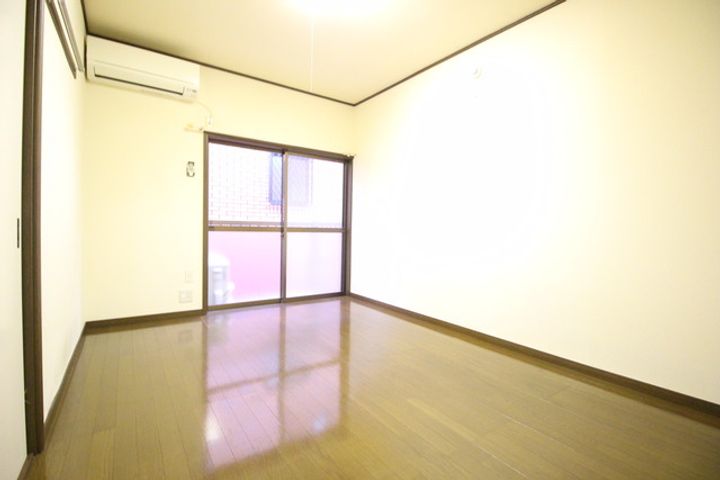 サンプレナの居間