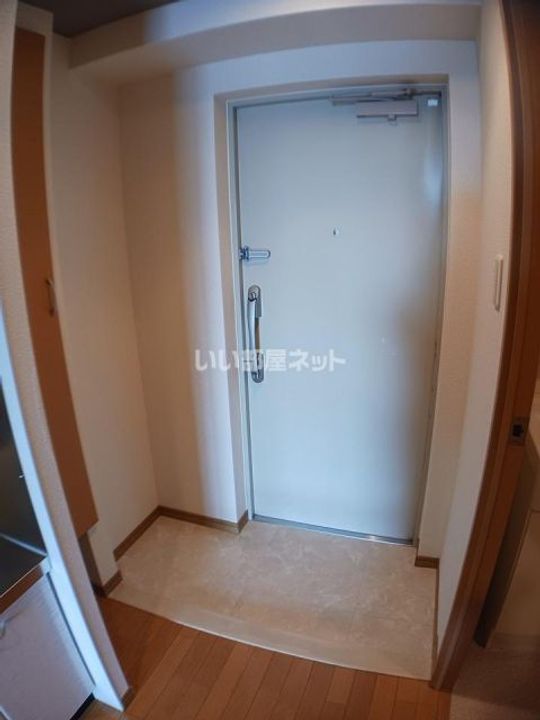 大阪府泉佐野市笠松2の賃貸マンションの玄関