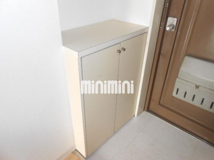 日置ビルの玄関