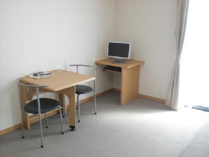 レオパレスアイあいビレッジの居間