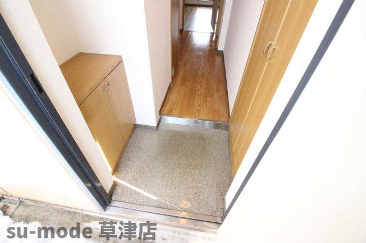 メゾン草津の玄関