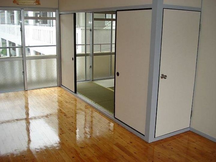 上地組アパートの居間