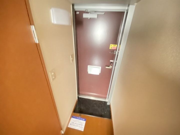 レオパレス杉壱番館の玄関