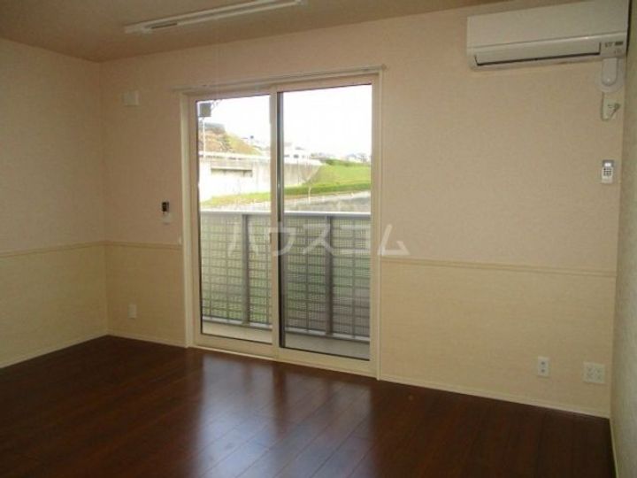 ヌーボイナリ金沢の居間