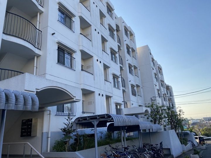 港南台プリンスハイツ四号館第1棟の外観