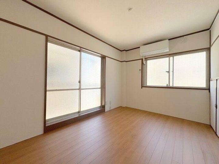 みとうビルの居間