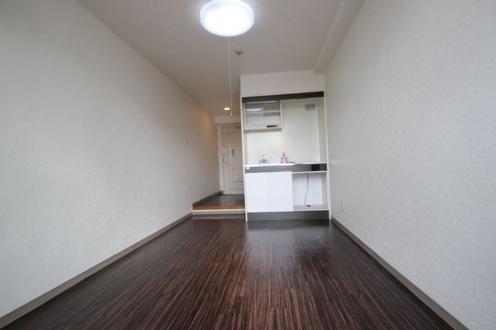 清水ビルの居間