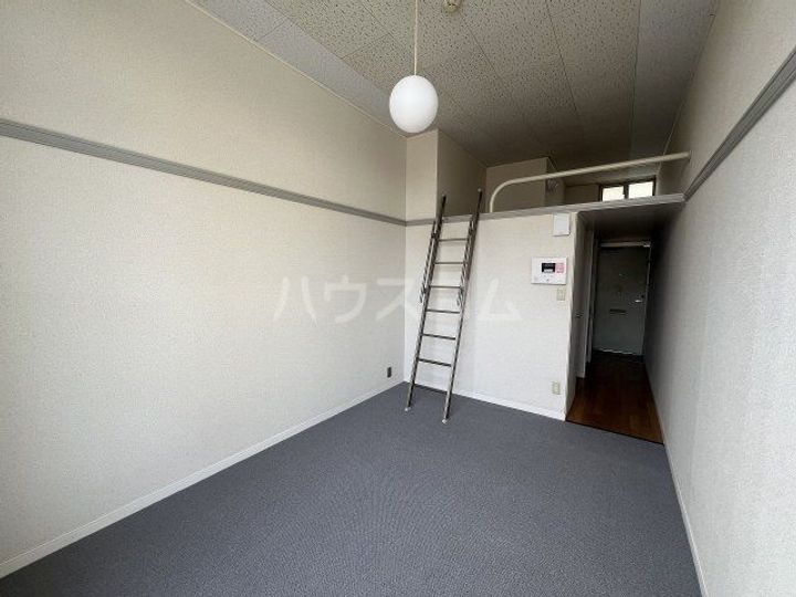 タノシ荘フラットの居間