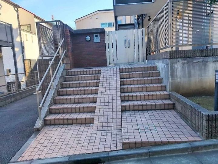 レオパレスアムール梅ヶ丘の玄関