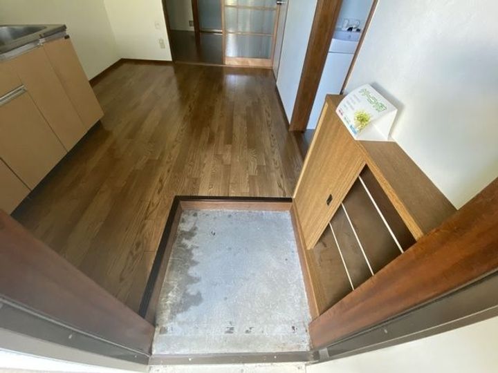 金子ハイツの玄関