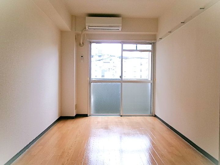 かみむらビルの居間