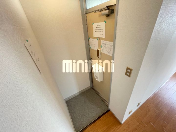 プレジール鶴舞の玄関