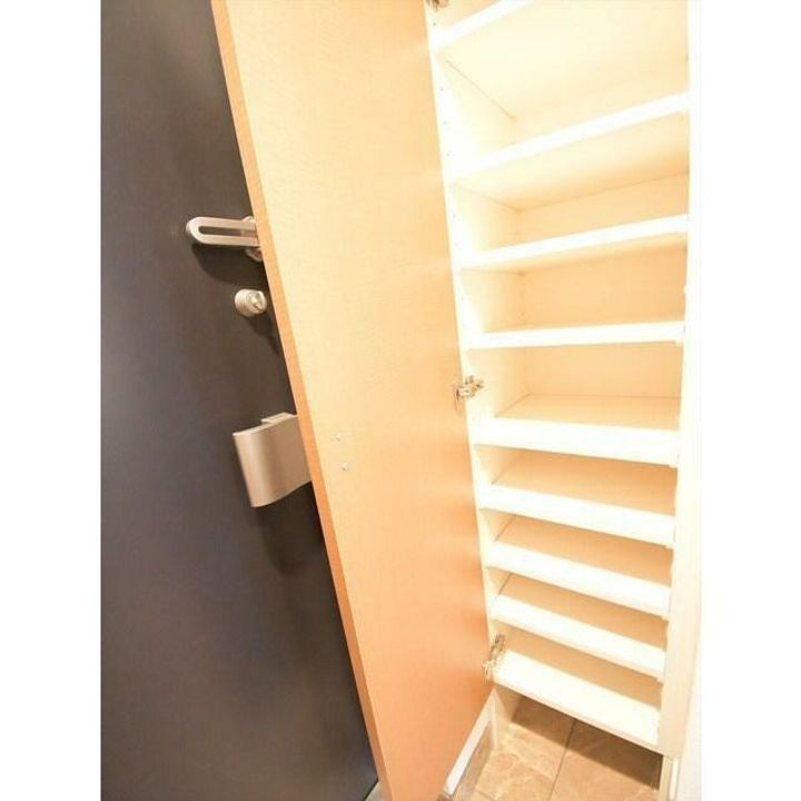 アジールコート中野坂上の玄関