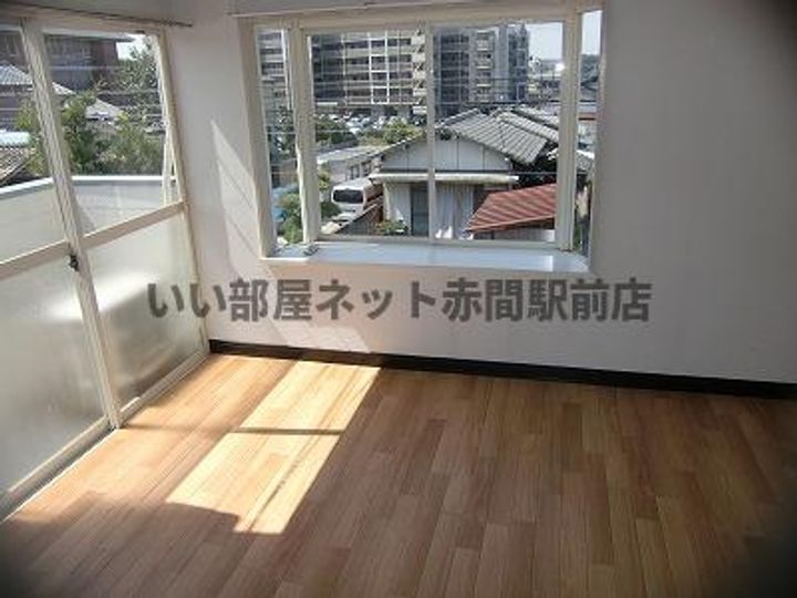 ロフトコートAKAMAの居間