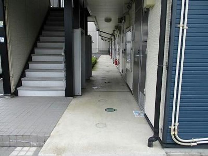 レオパレス中今泉の玄関