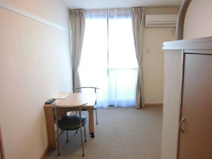 レオパレス中今泉の居間