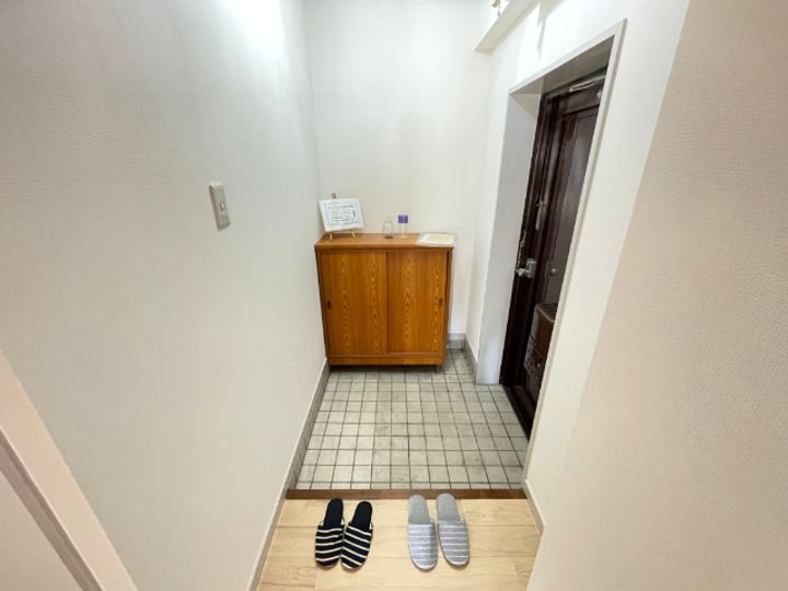 七反田ハイツ A棟の玄関