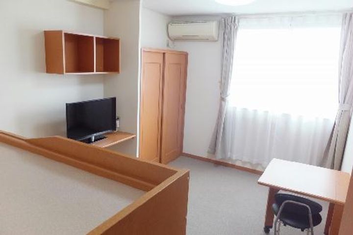 レオパレスチロルαの居間