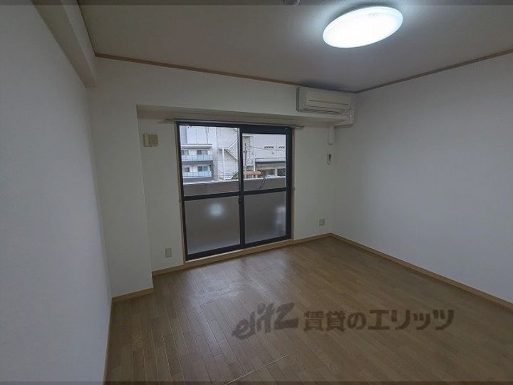 アット長田の居間